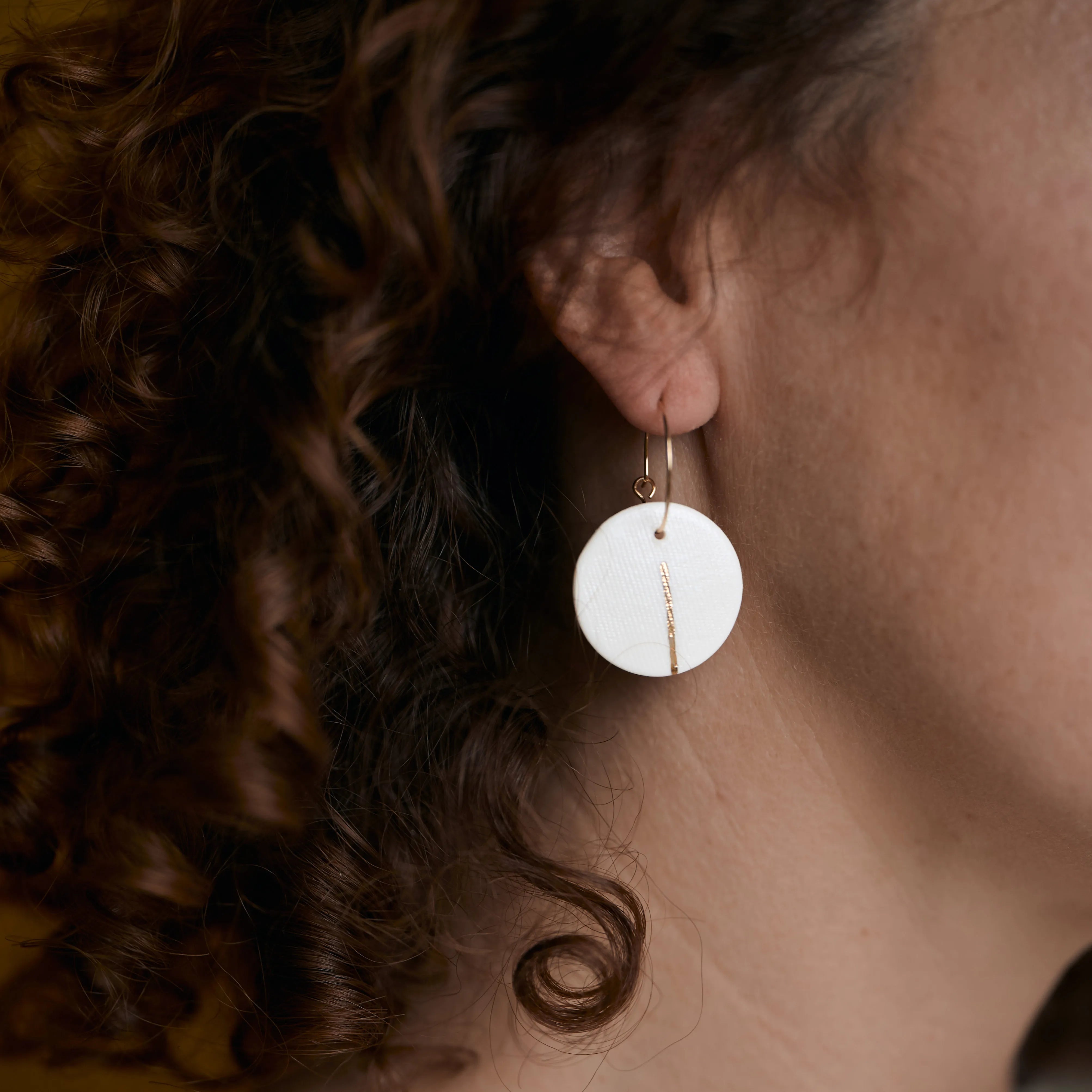 JEWELLERY_porcelain_earrings_golden_line_elegant.webp
