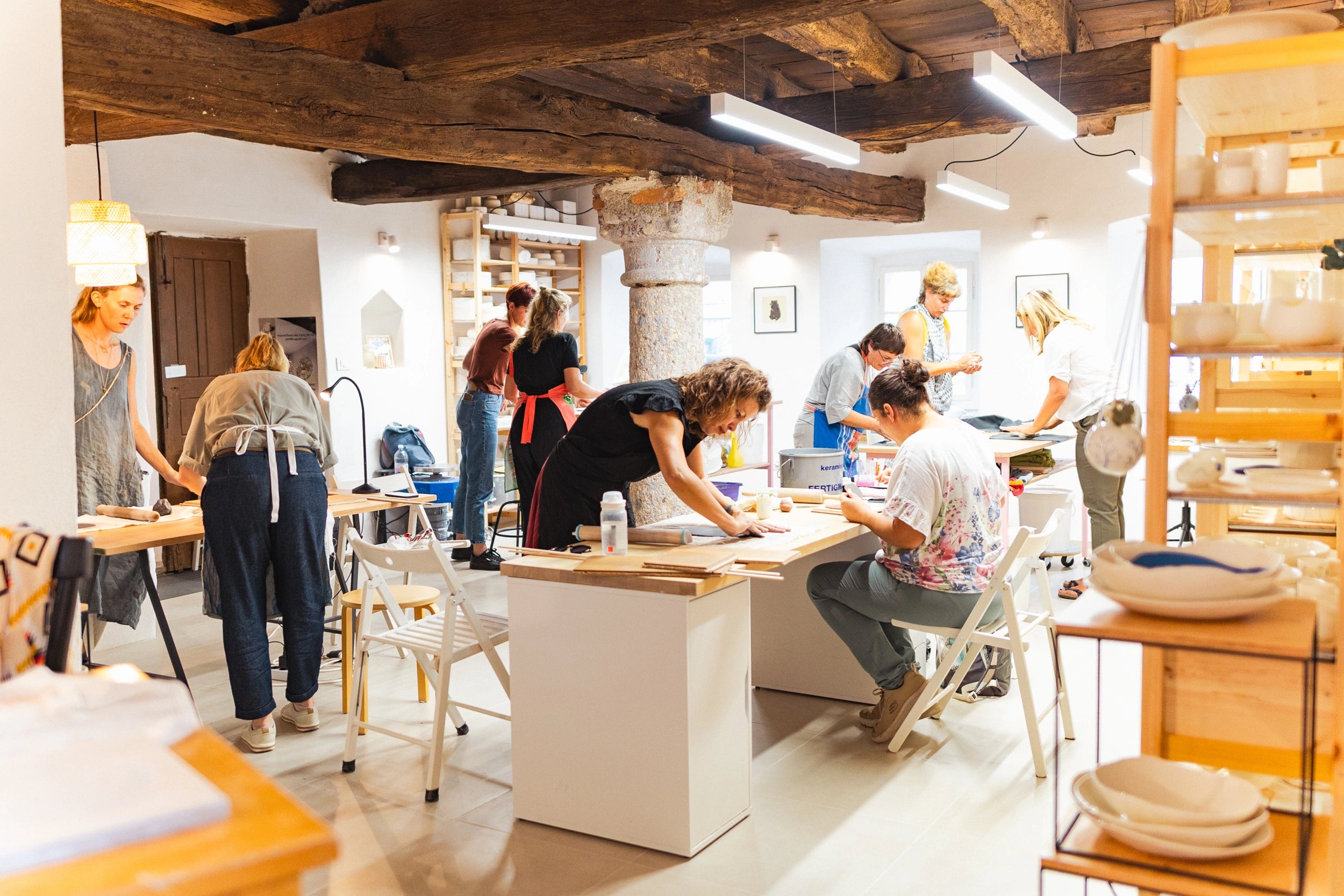 DELAVNICA Ročno grajenje glinenih oblik: Izdelaj si set za svojo jed / WORKSHOP Handbuilding: Make Your Favourite Set