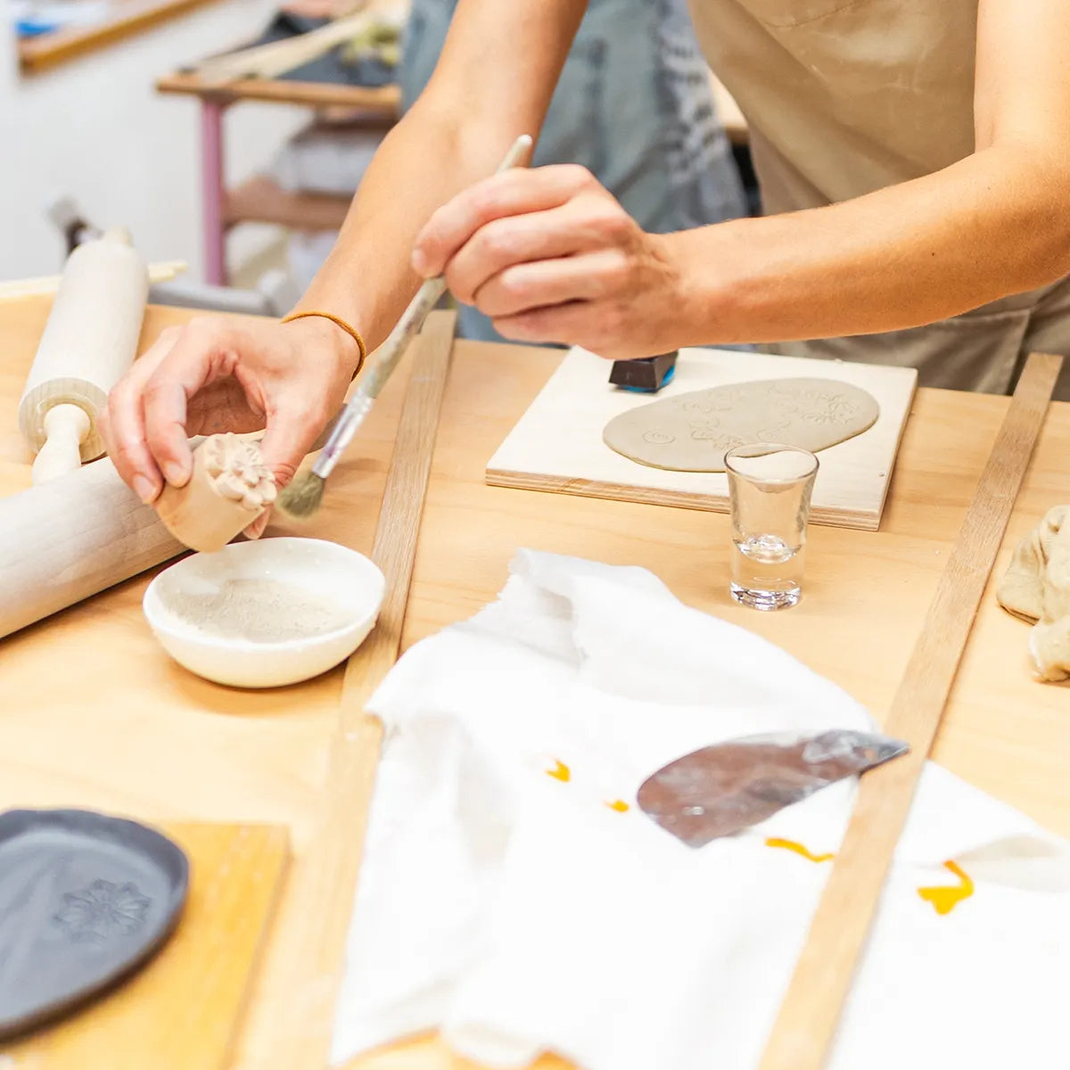 DELAVNICA Ročno grajenje glinenih oblik: Izdelaj si set za svojo jed / WORKSHOP Handbuilding: Make Your Favourite Set