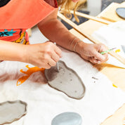 DELAVNICA Ročno grajenje glinenih oblik: Izdelaj si set za svojo jed / WORKSHOP Handbuilding: Make Your Favourite Set