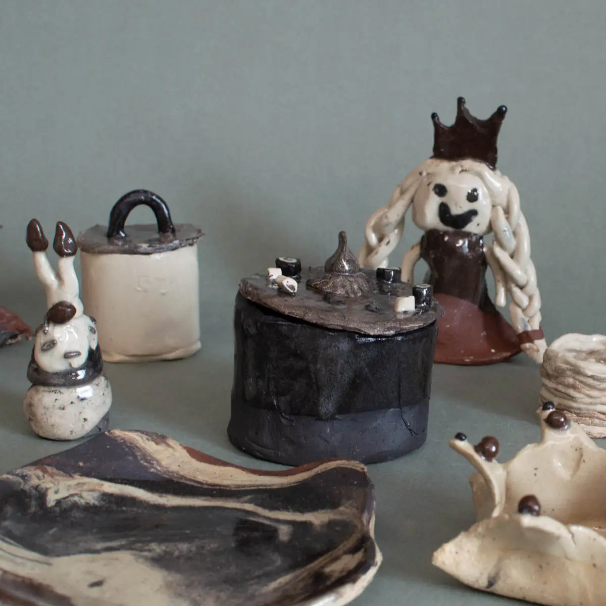 GLINARIJE NA LONTRGU: Poletna mala šola gline za otroke – AKONTACIJA by Urchic Porcelain features handmade clay sculptures—crowns, cylinders, platters, and more—to spark creativity in kids during our summer workshop.