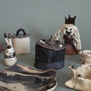 GLINARIJE NA LONTRGU: Poletna mala šola gline za otroke – AKONTACIJA by Urchic Porcelain features handmade clay sculptures—crowns, cylinders, platters, and more—to spark creativity in kids during our summer workshop.