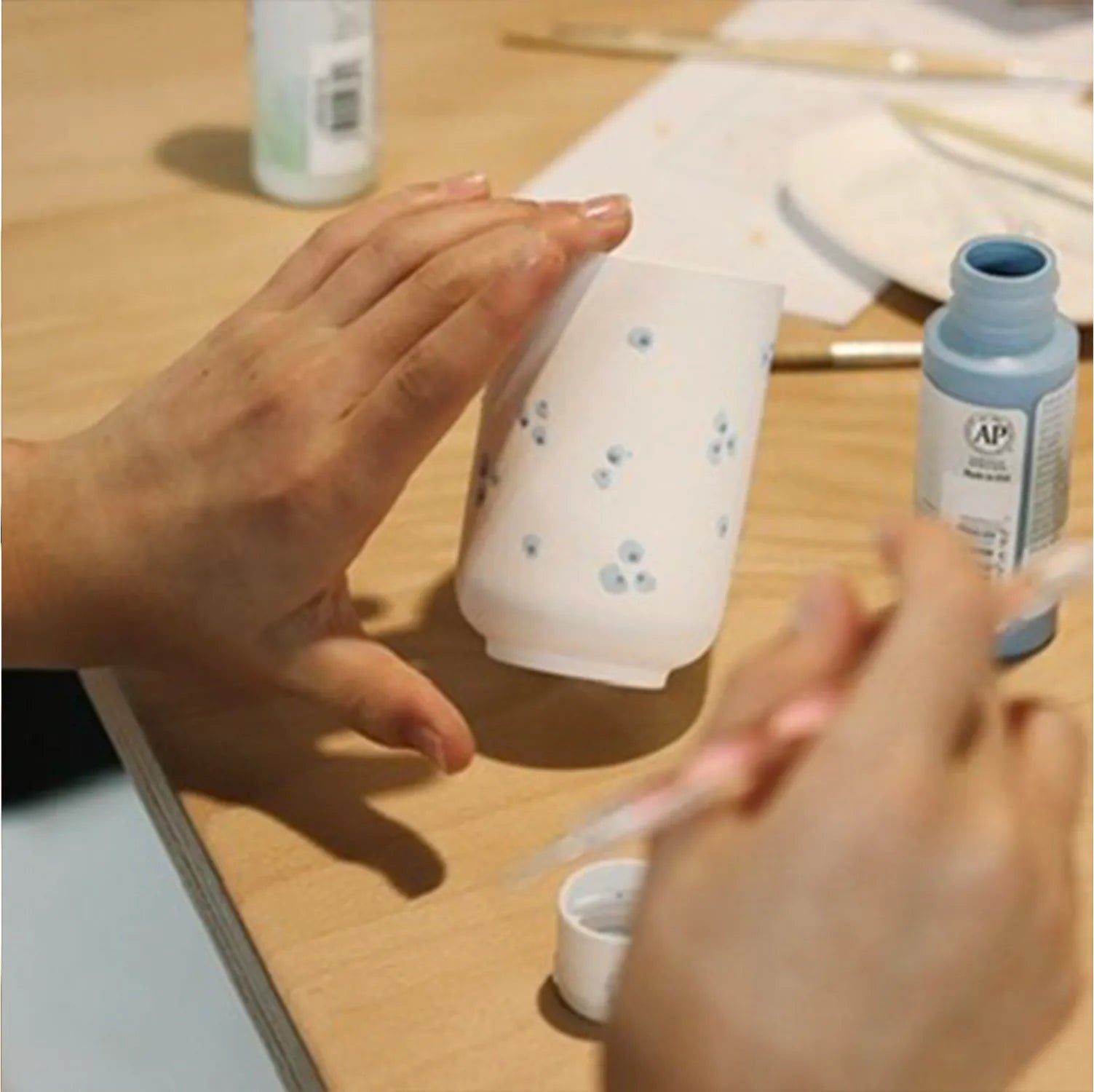 workshop-girl-porcelain-paint.webp