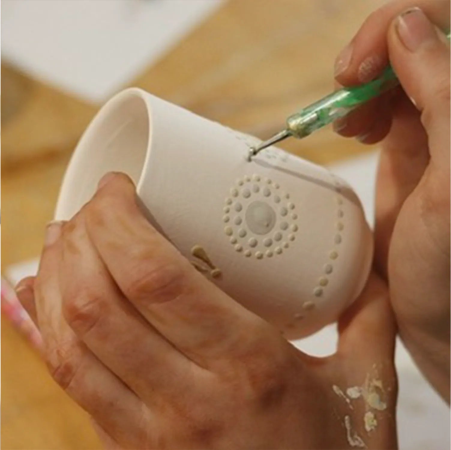 Tvoja zgodba na porcelanu, risanje in barvanje biskvitne skodelice / Your story on porcelain - drawing and painting on porcelain cup
