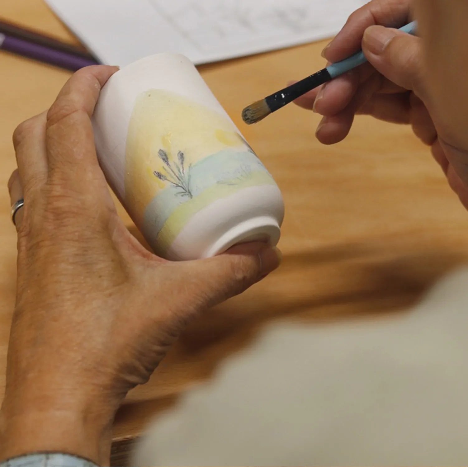 Tvoja zgodba na porcelanu, risanje in barvanje biskvitne skodelice / Your story on porcelain - drawing and painting on porcelain cup