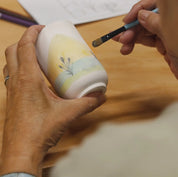 Tvoja zgodba na porcelanu, risanje in barvanje biskvitne skodelice / Your story on porcelain - drawing and painting on porcelain cup