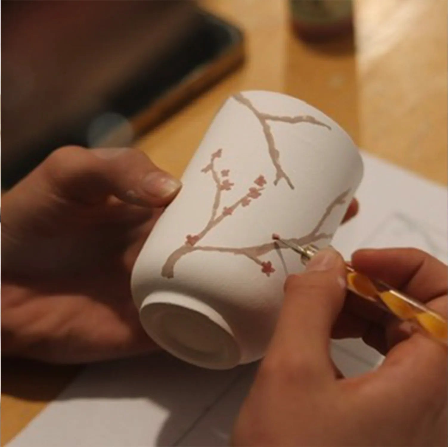 Tvoja zgodba na porcelanu, risanje in barvanje biskvitne skodelice / Your story on porcelain - drawing and painting on porcelain cup