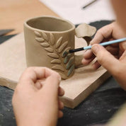 DELAVNICA Izdelaj si skodelico z domišljijskim ročajem s krožnikom ali dva domišljijska svečnika / WORKSHOP Make a mug with your very own handle or two candle holders